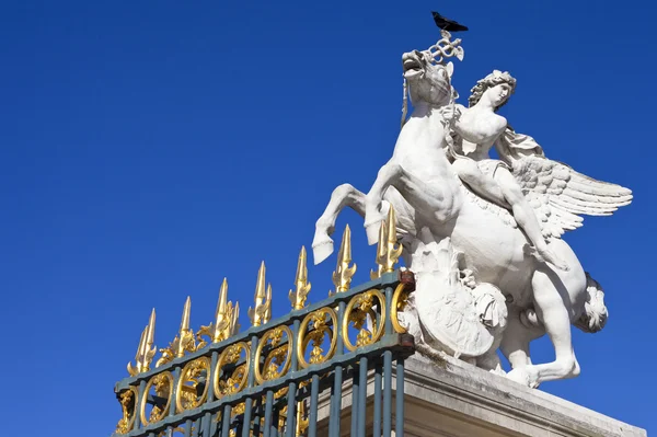 Socha v zahradě tuileries v Paříži — Stock fotografie