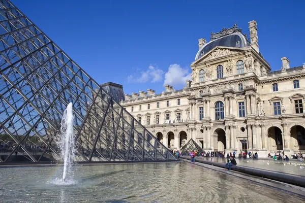 Louvren i paris — Stockfoto