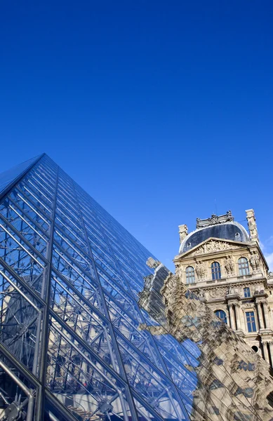 Il Louvre di Parigi — Foto Stock