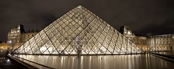 Louvren i paris — Stockfoto