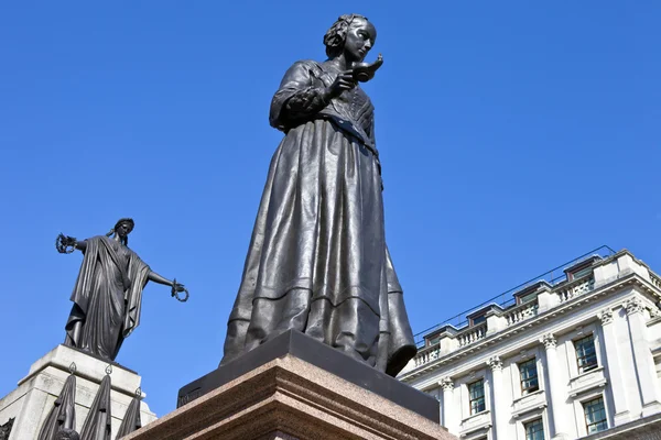 Florence nightingale staty och Krim war memorial — Stockfoto