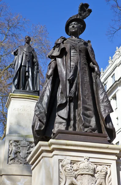 Statues of Queen Mother Elizabeth and King George IV — Stock Photo, Image