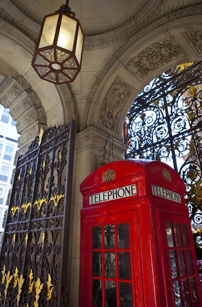 Röd telefonkiosk i London Stockbild