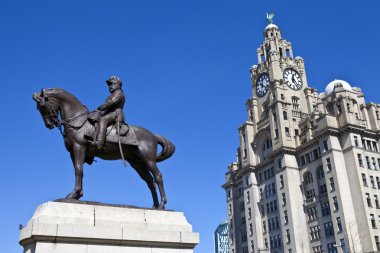 Liverpool'da bina edward VII anıt ve royal karaciğer Kral