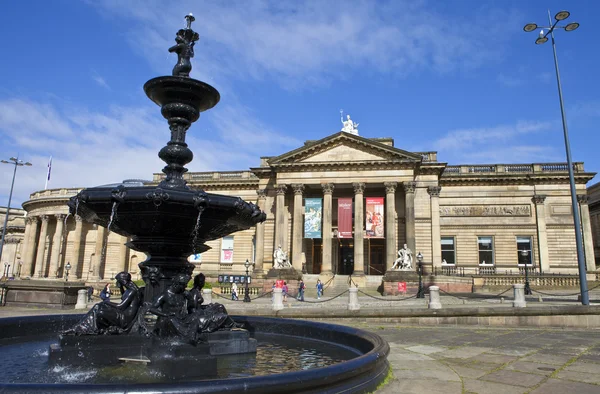 Walker art gallery en steble fontein in liverpool — Stockfoto