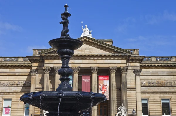 Walker art gallery en steble fontein in liverpool — Stockfoto