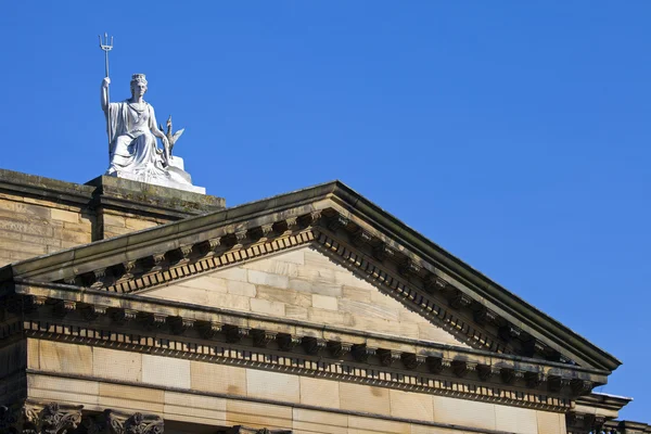 Дух Ліверпуль статуя на Уокера художня галерея будівлі — стокове фото