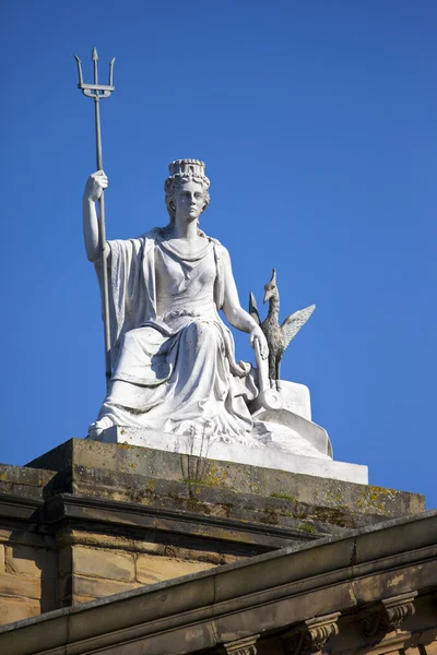 Statue Spirit of Liverpool sur le bâtiment Walker Art Gallery — Photo