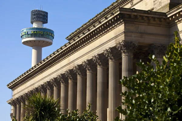 リヴァプールの聖ジョージ ホールとラジオ シティ タワー — ストック写真
