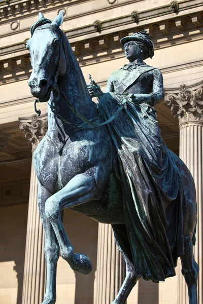 Królowa Wiktoria statua poza St george's hall w Liverpoolu — Zdjęcie stockowe