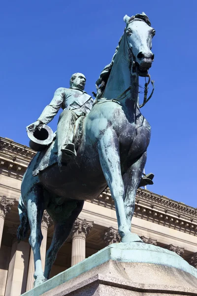 Статуя принца Альберта возле зала Святого Георгия в Ливерпуле — стоковое фото