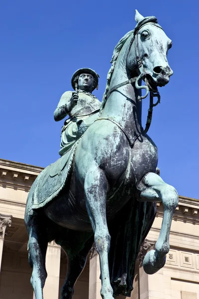 Królowa Wiktoria statua poza St george's hall w Liverpoolu — Zdjęcie stockowe