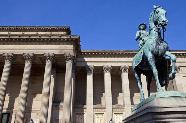 Królowa Wiktoria statua poza St george's hall w Liverpoolu — Zdjęcie stockowe