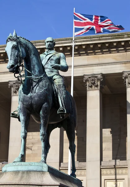 在利物浦圣乔治大厅外的阿尔伯特亲王雕像 — 图库照片