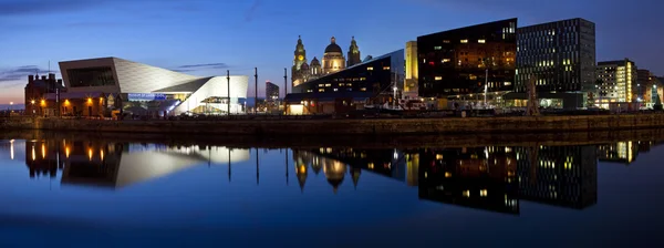 Panoramisch uitzicht vanaf albert dock in liverpool — Stockfoto