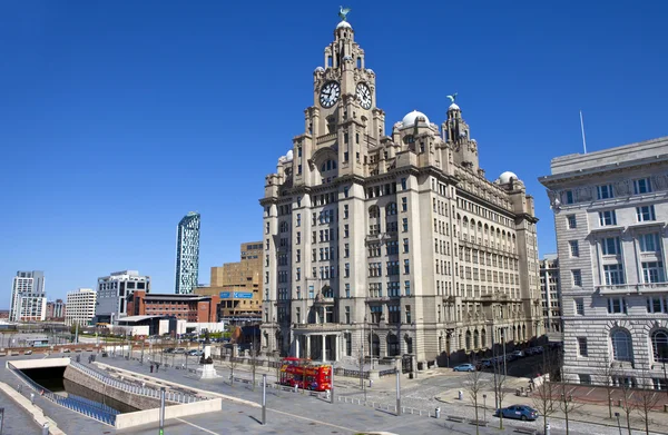 Královská játra na molo hlavu v Liverpoolu — Stock fotografie