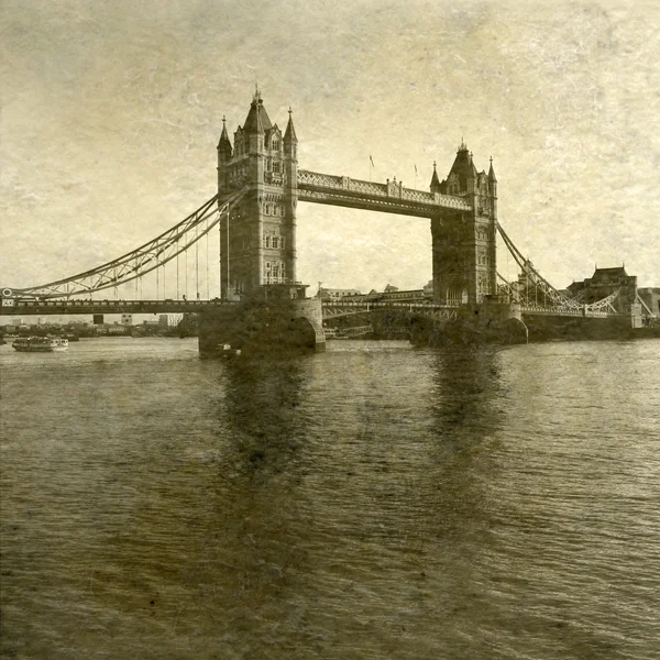 Tower Bridge e o rio Tâmisa ao pôr do sol — Fotografia de Stock