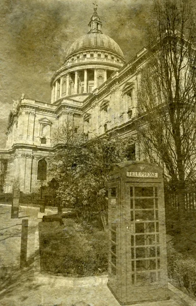 Katedrála svatého Pavla a červené telefonní box v Londýně — Stock fotografie