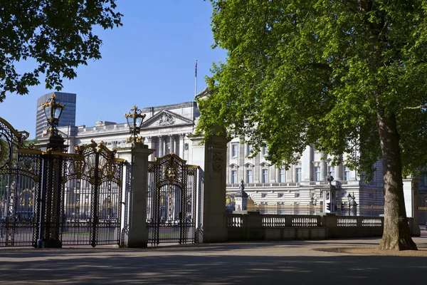 Buckingham Palace tittade på från Green Park — Stockfoto