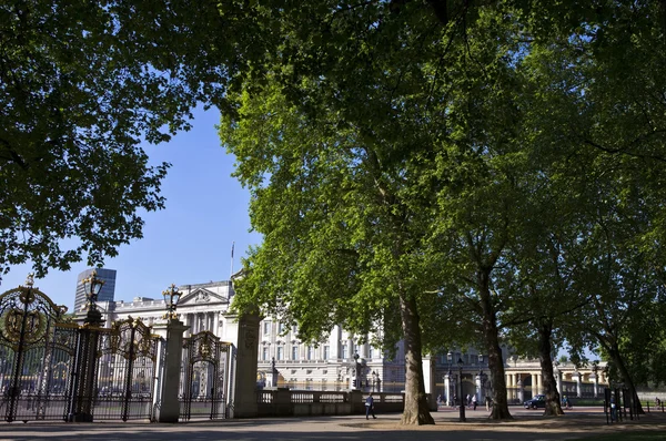 Buckingham Palace tittade på från Green Park — Stockfoto