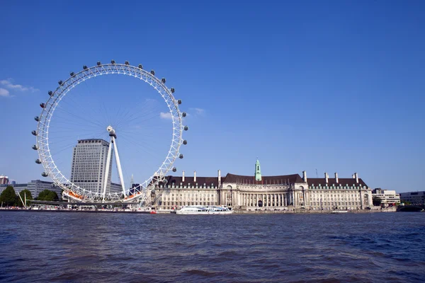 De london eye, county hall en de rivier de Theems — Stockfoto