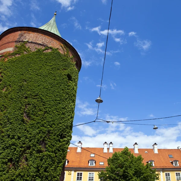 Pulvera Kulesi ve tornu iela Riga — Stok fotoğraf