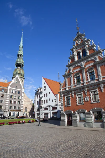 Casa de los Blackheads y la Iglesia de San Pedro en Riga —  Fotos de Stock