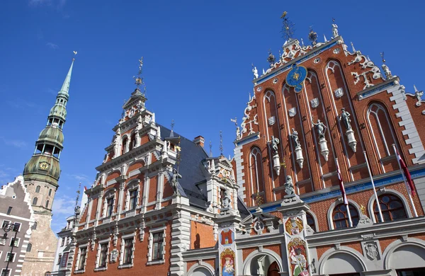 Σπίτι του τα μαύρα στίγματα και η εκκλησία του Αγίου Πέτρου στη Ρίγα — Φωτογραφία Αρχείου