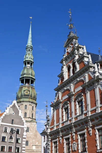 Huis van de mee-eters en st.-Pieterskerk in riga — Stockfoto