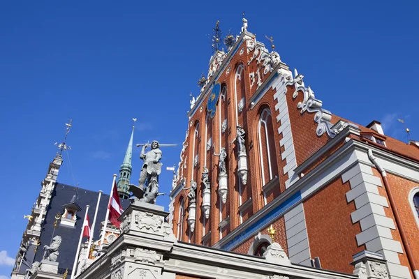 Svartbrödrahuset och Peterskyrkan i riga — Stockfoto