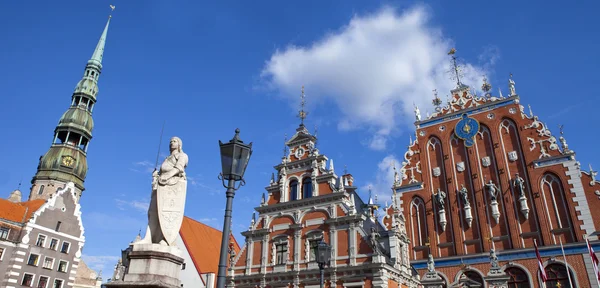 A Feketefejűek háza, Szent Péter-templom és Szent roland sta — Stock Fotó