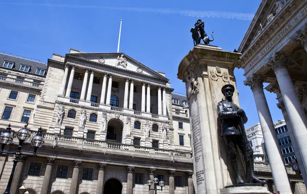 Bank of england, londýnské city válečný památník a královské písm — Stock fotografie