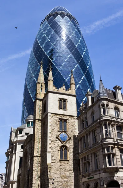 St Andrew Undershaft church and the Gherkin in London — Stock Photo, Image