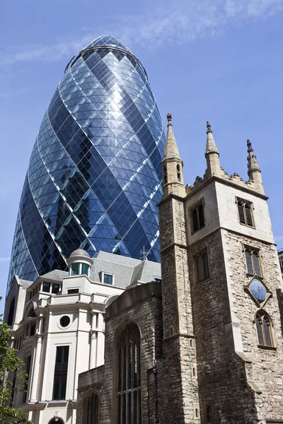 St Andrew Undershaft Church and the Gherkin in London — Stock Photo, Image