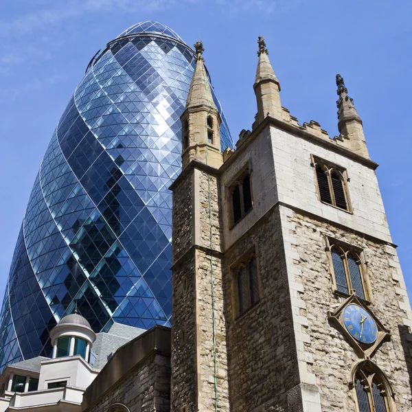 St Andrew Undershaft Church and the Gherkin in London — Stock Photo, Image