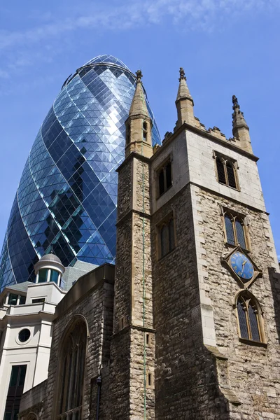 St Andrew Undershaft Church and the Gherkin in London — Stock Photo, Image