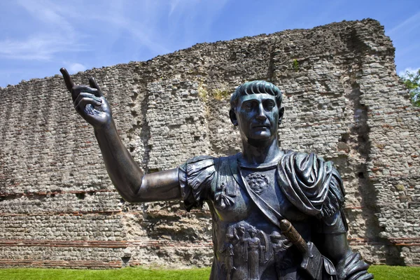 Heykeli Roma İmparatoru trajan ve Londra duvar kalıntıları — Stok fotoğraf