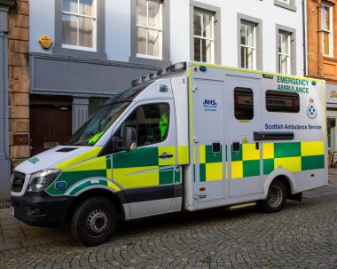 İskoçya, İngiltere - 5 Ekim 2021: İskoçya 'daki Fort William kasabasındaki High Street' e park etmiş bir acil ambulans.