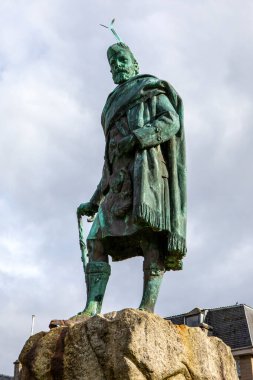Fort William, İskoçya - 5 Ekim 2021: İngiltere 'nin tarihi Fort William kasabasında Locheil' li Donald Cameron 'ın heykeli.