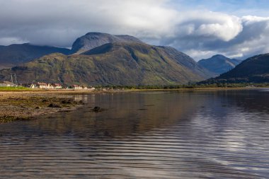 Muhteşem Ben Nevis, İngiltere, İskoçya 'daki Fort William yakınlarındaki Loch Linnhe' den izlendi..