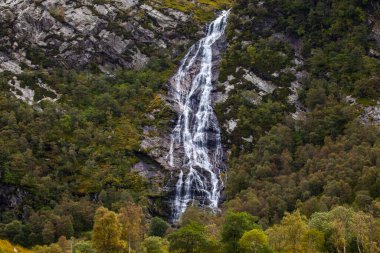 Steall Şelalesi ya da İskoçya 'daki Çelik Çelik Çelik olarak da bilinen çarpıcı Steall Şelalesi manzarası..