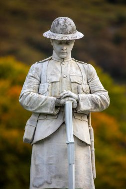 Fort William, İskoçya - 6 Ekim 2021: Fort William, İskoçya 'daki Geçit Töreni - her iki dünya savaşında da hayatlarını veren Fort William askerlerine adanmıştır..