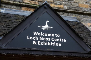 Drumnadrochit, İskoçya - 7 Ekim 2021: İskoçya 'nın Drumnadrochit kasabasındaki The Loch Ness Centre ve Exhibition' da bir hoş geldin tabelası.  