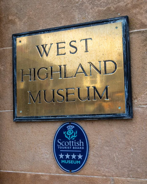 スコットランドのウィリアム砦 2021年10月5日 イギリスのスコットランドにあるウィリアム砦の町の西ハイランド博物館の入り口にある銘板 — ストック写真