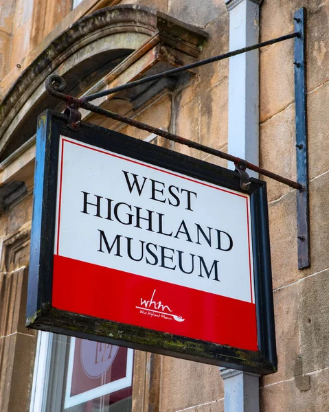 スコットランドのウィリアム砦 2021年10月5日 イギリスのスコットランドにあるウィリアム砦の町の西ハイランド博物館の外の標識 — ストック写真