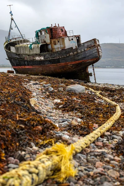 2021年10月5日 イギリス スコットランドのハイランドにあるウィリアム砦近くのロッホ リンネ海岸で遭難した古い船 — ストック写真