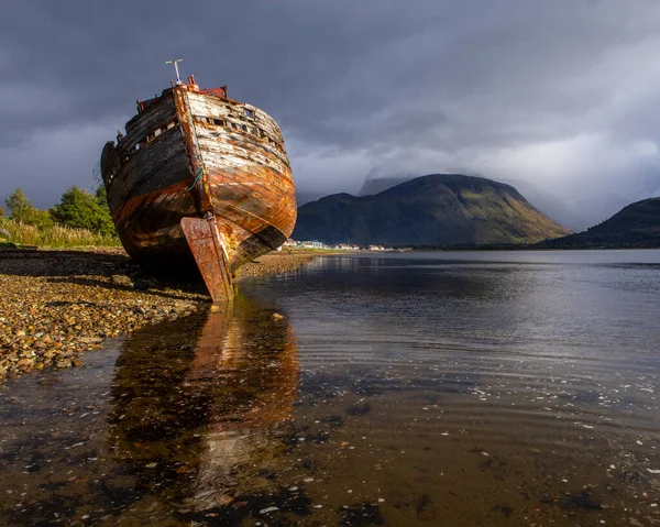 Das Schiffbrüchige Old Boat Caol Mit Ben Nevis Der Ferne — Stockfoto