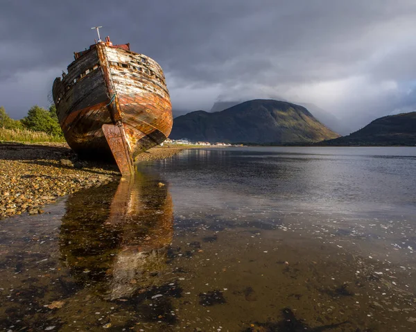 Das Schiffbrüchige Old Boat Caol Mit Ben Nevis Der Ferne — Stockfoto