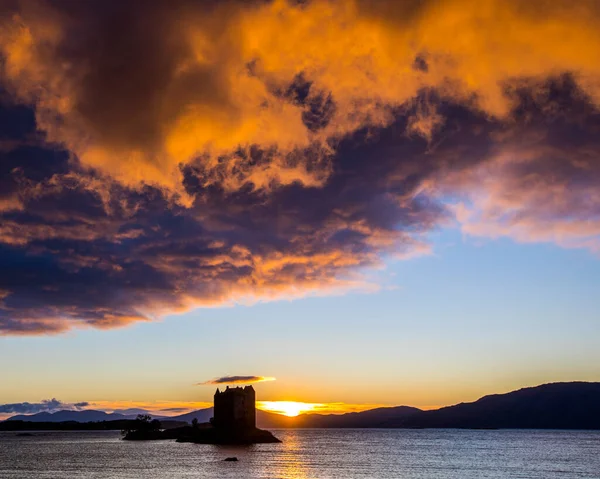 英国のスコットランドのハイランドにあるキャッスルストーカーの美しい夕日の景色 タワーはロッホ ライヒの潮島にありますロッホ ラインからの入口 — ストック写真