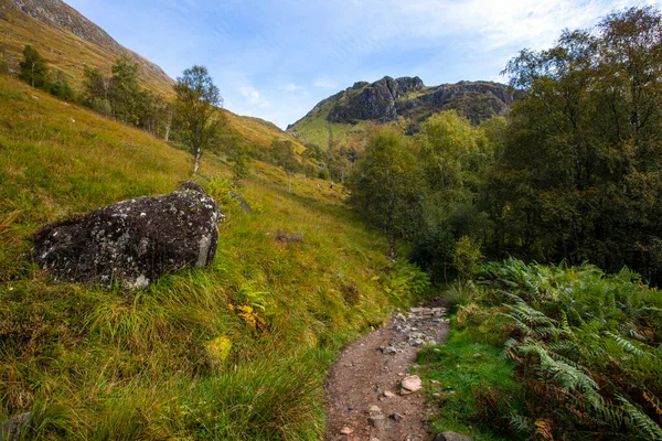 Oländig Stig Nevis Gorge Väg Till Steall Waterfall Highlands Scotland — Stockfoto